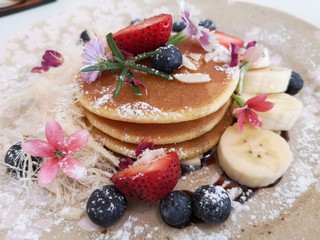 pancakes with fresh berries