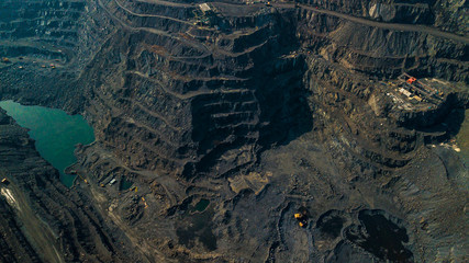 An open-cast mine quarry using an open-pit mining of ore type according to a height study
