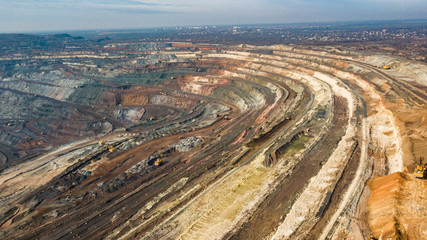An open-cast mine quarry using an open-pit mining of ore type according to a height study