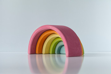 Regenbogen aus Kinderspielzeug