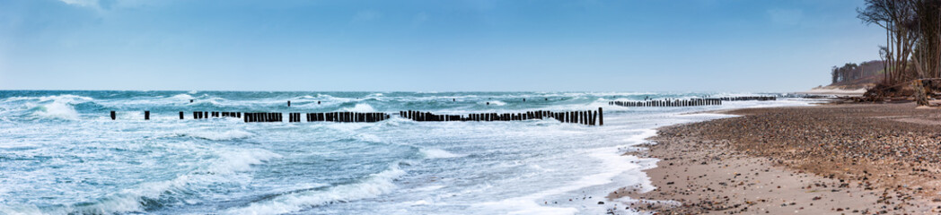 Panorama, Sturm an der Ostsee, Buhnen am Strand