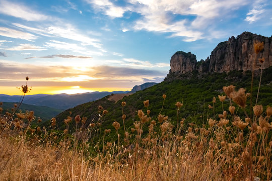 Monte Tisiddu Sardinien Abend Sonnenuntergang Stimmung Berge Landschaft Aussicht Panorama H&uuml;gel Horizont Wolken Tourismus Mittelmeer Insel typisch Nuoro Jerzu Ulassar wild Felsen karst Kalk H&ouml;hlen 