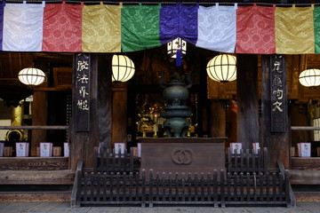 灯籠が灯る長谷寺のご本堂（奈良）