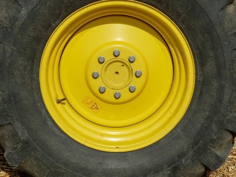 Rueda de tractor con llanta amarilla de metal