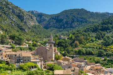 Fototapeta na wymiar Spanisches Dorf Valldemossa auf Mallorca im Tramuntana Gebirge