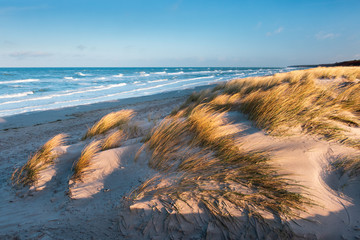 Stürmischer und sonniger Wintertag an der Ostsee, Dünen am Meer, hinten die Ostsee, Darß