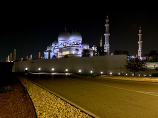 Fototapeta na wymiar Sheikh Zayed Grand Mosque during night lightning view 