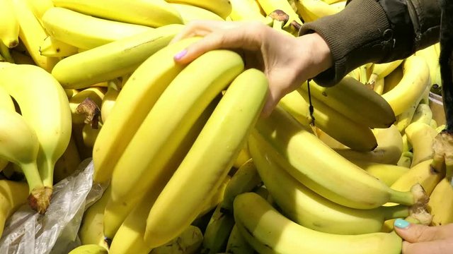 customer choose, select, buy, take banana in store
