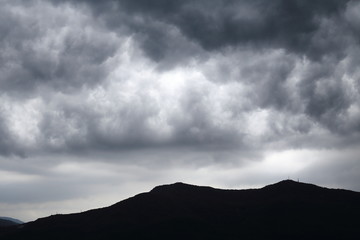 Panorama in bianco e nero con cielo nuvoloso e montagna