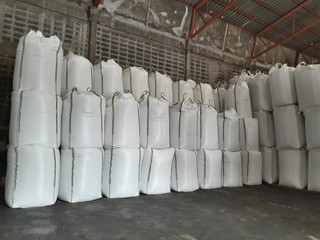 Large white sack Used to pack chemical fertilizer, sugar, wheat inside, stack in warehouse to wait for delivery to customers.