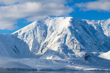 Fototapeta na wymiar Snow-capped mountains and frozen coasts of the Antarctic Peninsula, Palmer Archipelago, Antarctica