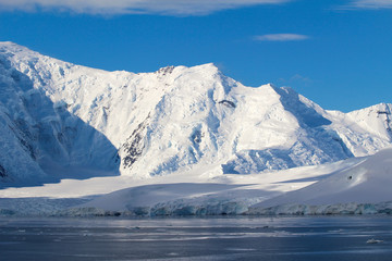 Obraz na płótnie Canvas Snow-capped mountains and frozen coasts of the Antarctic Peninsula, Palmer Archipelago, Antarctica