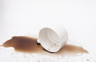 The coffee spilled out of the glass spatter sloppy on the floor.