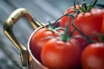 tomatoes in a bowl - obrazy, fototapety, plakaty