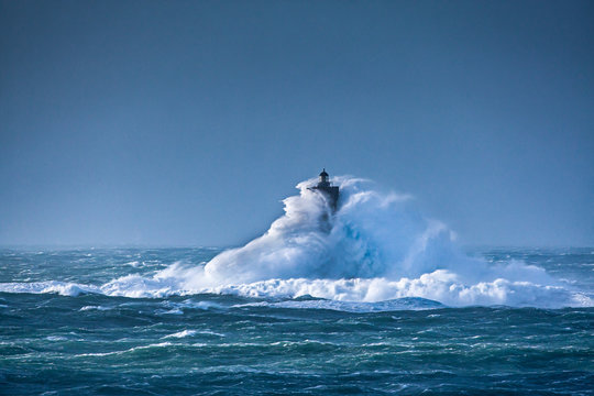 Vague sur le Phare 1