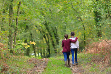 Obraz premium Two teenagers walking together