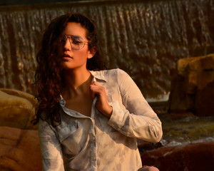 Obraz premium beautiful latina girl in front of waterfall with glasses