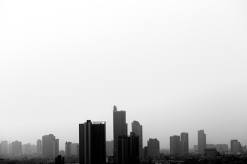 Fototapeta premium widok w tle nieba jest blisko, z różnymi kolorami zmieniającymi się w zależności od pogody (pomarańczowy, czerwony, żółty, różowy, niebieski) to naturalne piękno