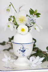 Blumenstrauß aus weißen Frühlingsblumen im Ei als Osterdekoration