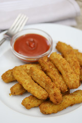 nuggets de poulet dans une assiette