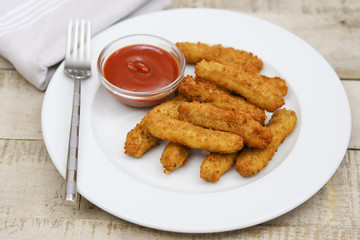 nuggets de poulet dans une assiette