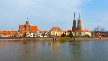 Obraz premium Wroclaw, Poland. Panoramic cityscape of old town, view at Tumski island on the Oder river and Cathedral of St John the Baptist.