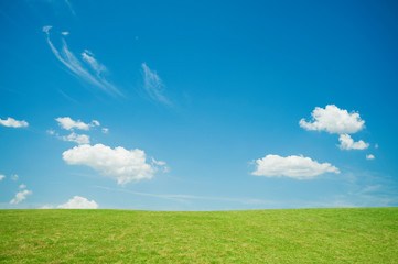 草原と青空と雲