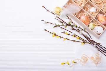 Im Frühling zum Osterfest schenkt man sich gern ein par bunte Frühlingsboten die man ans Dekoration selbst anfertigen kann