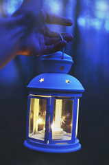 Lanterne nuit avec une bougie dans la fôret