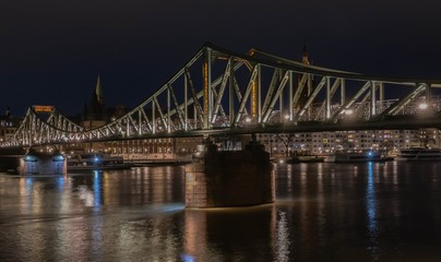 Fototapeta na wymiar Eiserner Steg Frankfurt bei Nacht 