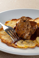 Manzo stufato con patate fritte