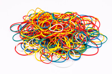 Bunte Gummibänder auf weißem Hintergrund