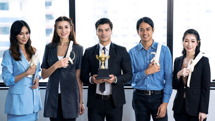Obraz premium Business executives provide a certificate of excellence for employees who have performed well.