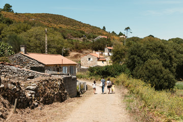 familia de vacaciones en una isla