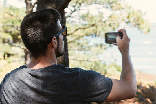 chico haciendo una fotograf&iacute;a