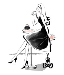 カフェテラスでくつろぐ女性