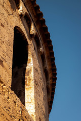 La ventana de la torre y el cielo azul