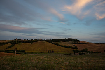 splendido tramonto nella campagna di loreto