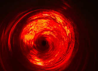 Beleuchteter Wasserzyklon in einem Glastrichter