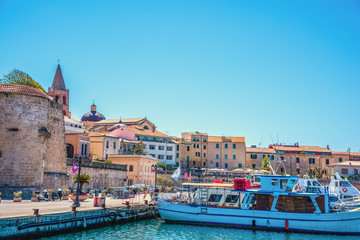 Obraz premium Alghero seafront under a clear sky in the springtime
