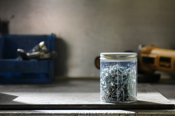 Wkręty w plastikowym pojemniku po jogurcie.