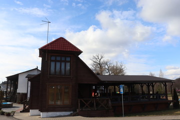 roadside restaurant withparking lot