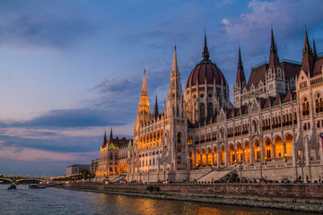Fototapeta premium The Hungarian Parliament Building in the evening. The Danube river. The Margit bridge. Twilight sky. Backlight. Budapest, Hungary.