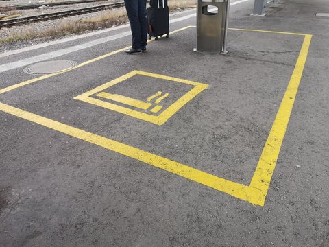 raucherzone an einem bahngleis