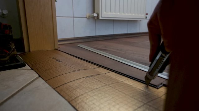 Laminat auf einem Fu&szlig;boden im Badezimmer verlegen