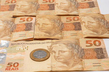 dinheiro corrente Brasileiro, real brasileiro notas de 50, 20 e moedas de 1 real
