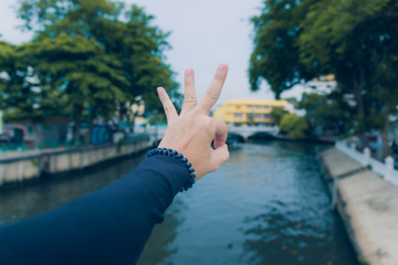 Naklejka premium Symbol hand on city background