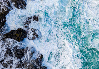 Obraz premium Drone aerial view of waves crashing over rocks on Lumaha'i beach on north shore of Kauai