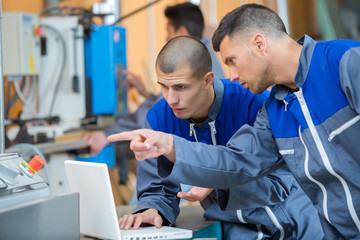 Obraz premium technicians using computer in a factory