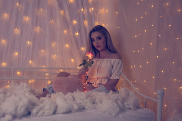 Frau auf dem Bett in romantischem Licht
